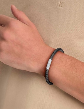 Brazalete Calvin Klein Intuitive Connection con acabado mate