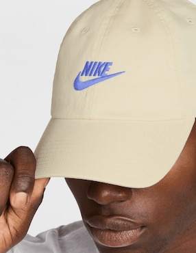 Gorra visera curva broche casual Nike Club Cap U Cb Fut Wsh adulto
