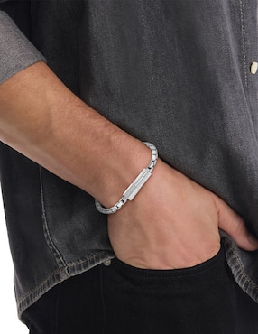 Brazalete Calvin Klein Contoured Barrel acabado brillante