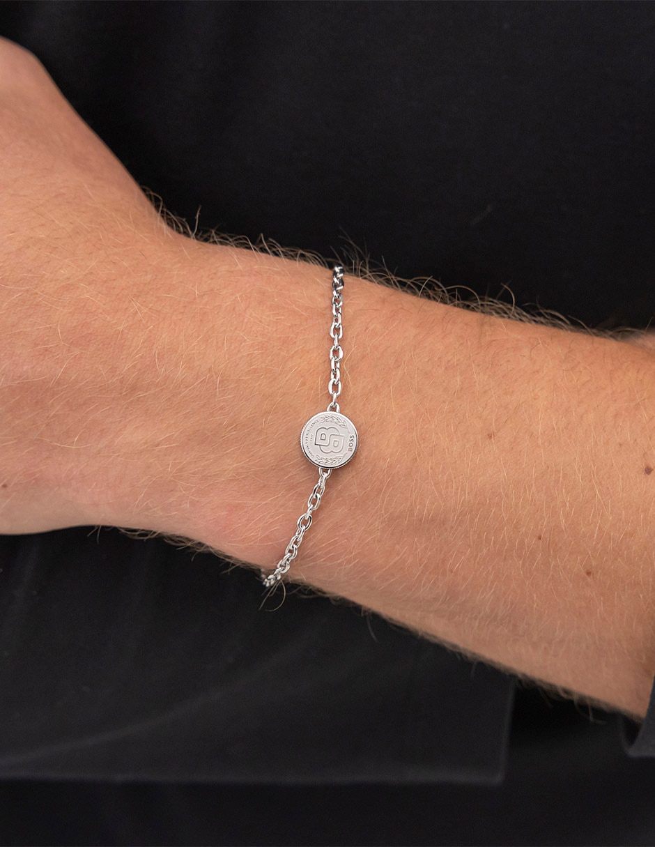 Brazalete Double b coin con acabado brillante 5